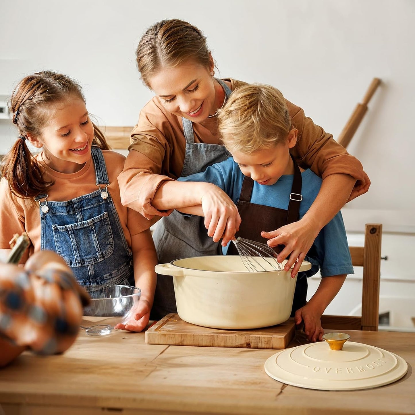 Enameled Cast Iron Dutch Oven - 5.5QT Pot with Lid Cookbook & Cotton Potholders - Heavy-Duty Cookware for Braising, Stews, Roasting, Bread Baking White